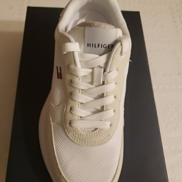 Tommy Hilfiger women's Sneakers Size 8.5 M. White 140 TwZIDYA. - Picture 1 of 8